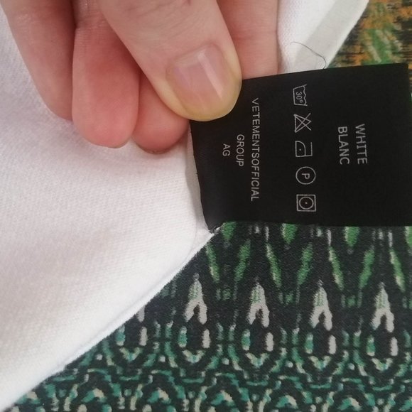 VETEMENTS "THINK DIFFERENTLY" t shirt in white - Picture 6 of 11